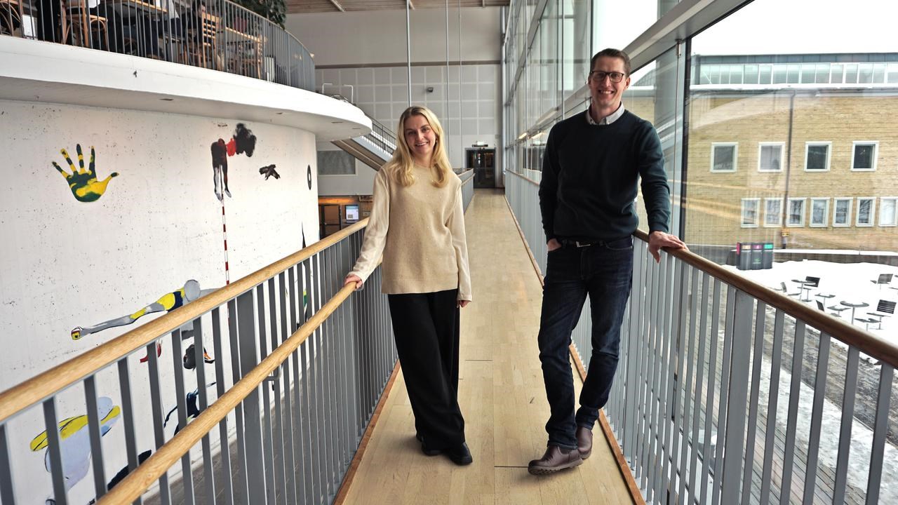 En man och en kvinna st&aring;r p&aring; en balkong.