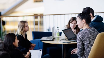 Bild på studenter på campus
