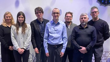 En grupp människor som står bredvid varandra.