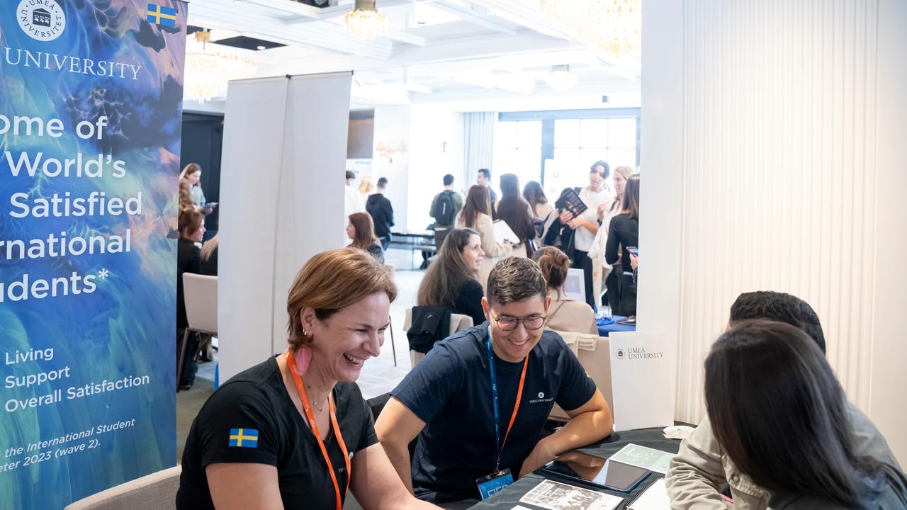 Umeå University representative talking to prospective students