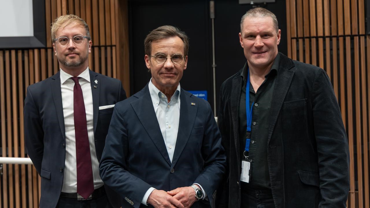 Statsminister Ulf Kristersson med representanter fr&aring;n Ume&aring; universitet och Polisprogrammet