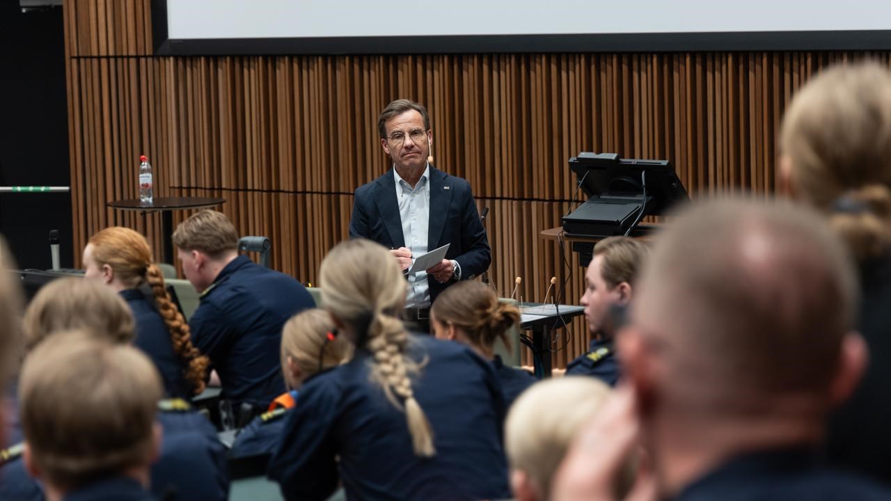 Ulf Kristersson pratar med polisstudenter
