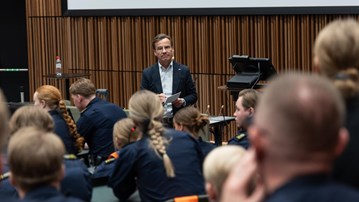 Ulf Kristersson pratar med polisstudenter