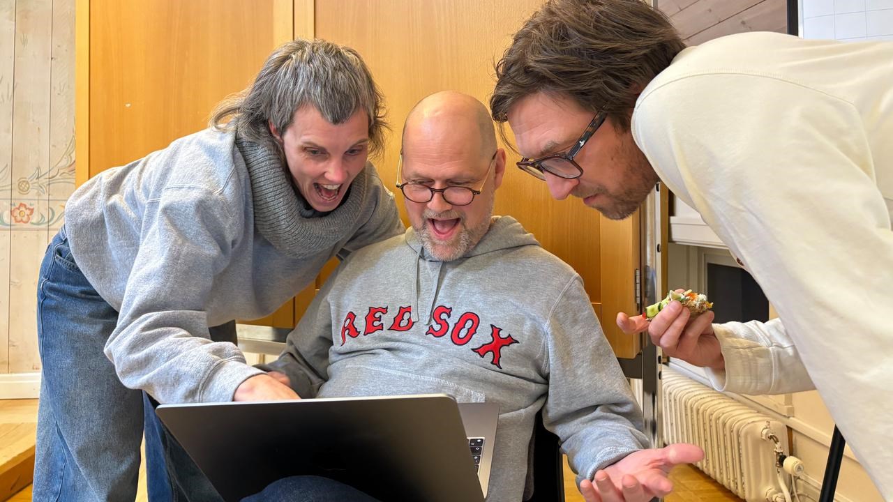 Tv&aring; m&auml;n och en kvinna tittar p&aring; en laptopsk&auml;rm.