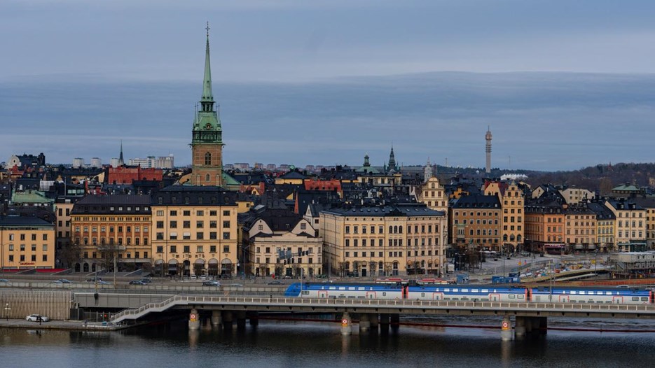 En bro som går över en flod i en stad.
