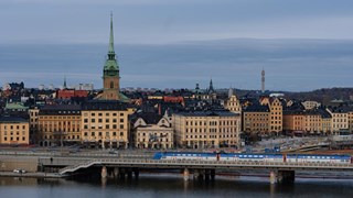 En bro som går över en flod i en stad.