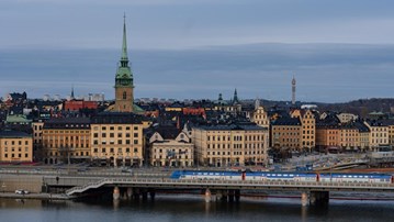En bro som går över en flod i en stad.
