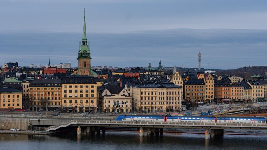 En bro som går över en flod i en stad.