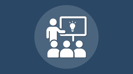 En person som håller ett föredrag inför en grupp människor.