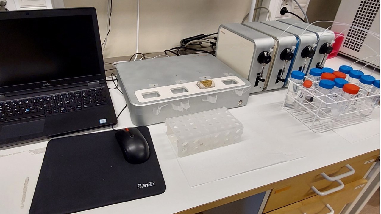 Quartz Crystal Microbalance with Dissipation monitoring (QCM-D)