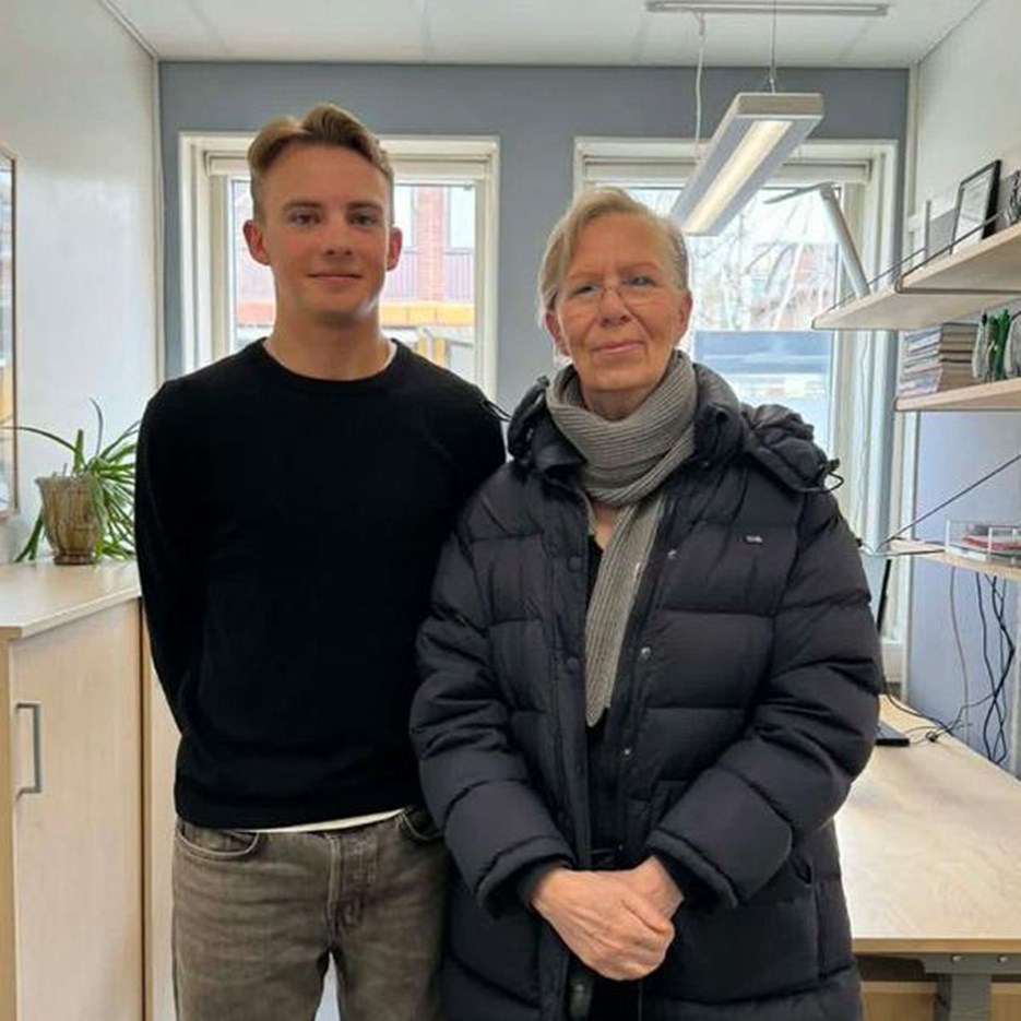 En man som står bredvid en kvinna i ett rum.