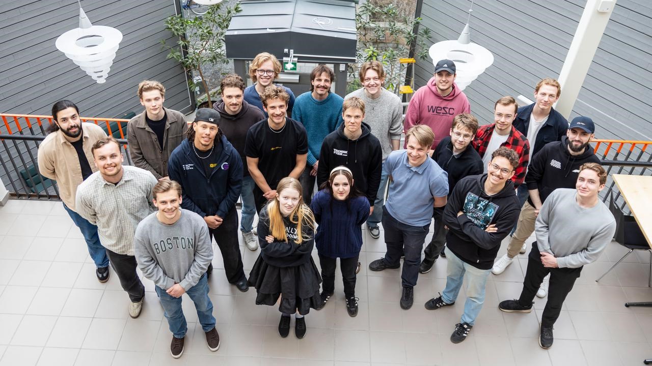 Gruppbild p&aring; n&aring;gra av studenterna i Formula Student st&aring;ende i Naturvetarhuset