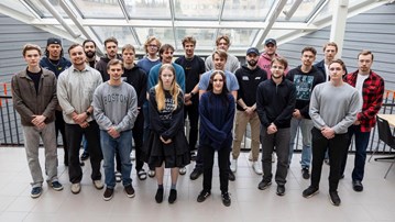 Gruppbild på några av studenterna i Formula Student stående i Naturvetarhuset