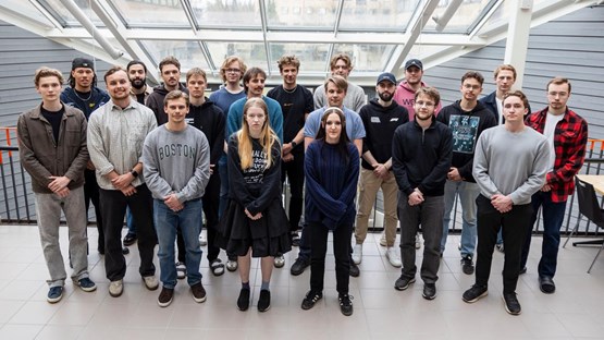 Gruppbild på några av studenterna i Formula Student stående i Naturvetarhuset