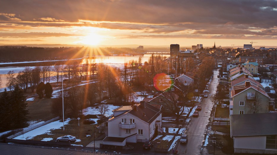 Sol över Öbacka, älven och Konstnärligt Campus, Umeå