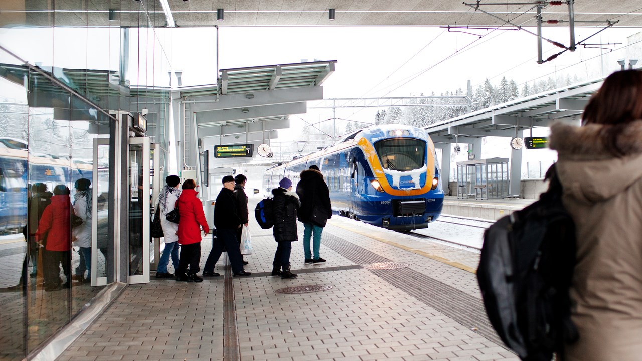 Personer väntar på tåget på Östra station i Umeå.