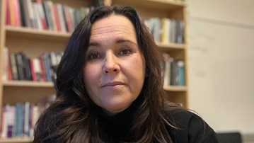 kvinna framför bokhylla