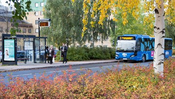 Buss anländer till busskuren vid Universum om hösten.