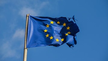 EU flagga som vajar mot en blå himmel. 