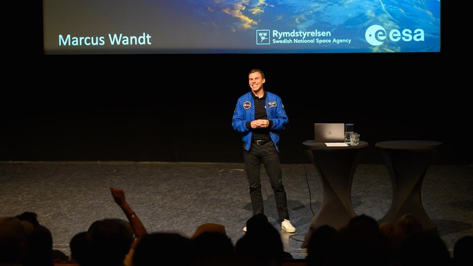 Astronauten Marcus Wandt på scenen i Aula Nordica. 
