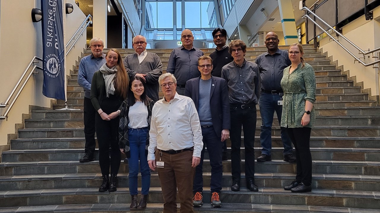 Gruppbild av personer stående i en trappa under NoBiCC kickoff meeting i Narvik, Februari 2024.