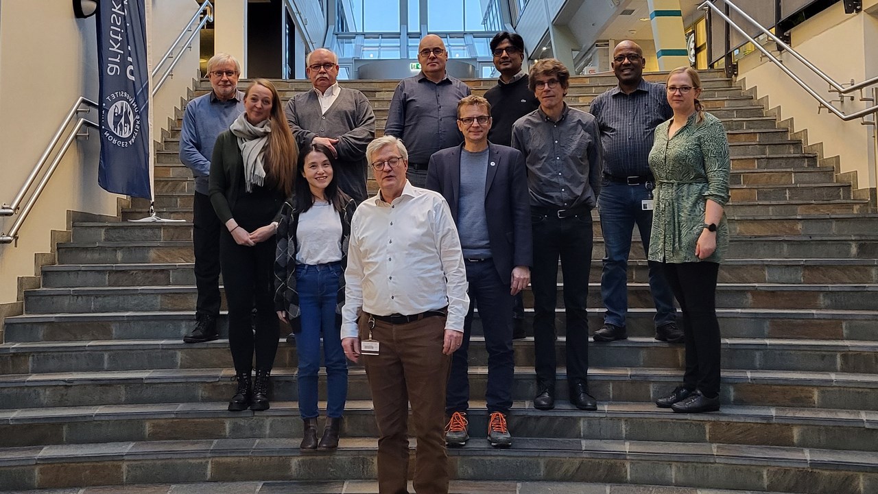 Gruppbild av personer stående i en trappa under NoBiCC kickoff meeting i Narvik, Februari 2024.