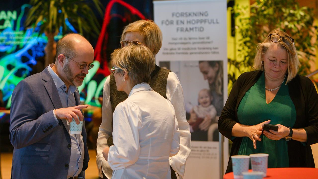 Fika efter en forskareVi bjuder på kunskap och fika. Populärvetenskapliga live-sända seminarier ger dig möjlighet att ta del av spännande medicinsk forskning.