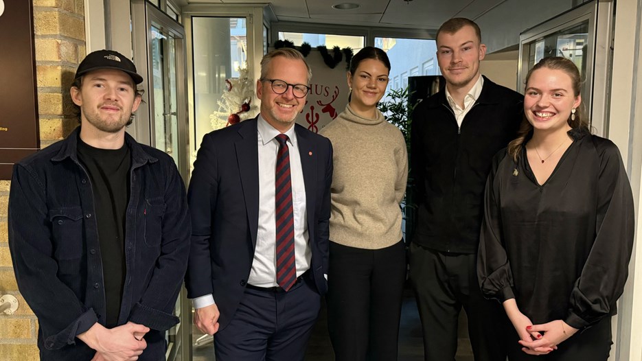 Mikael Damberg med representanter från HHUS.