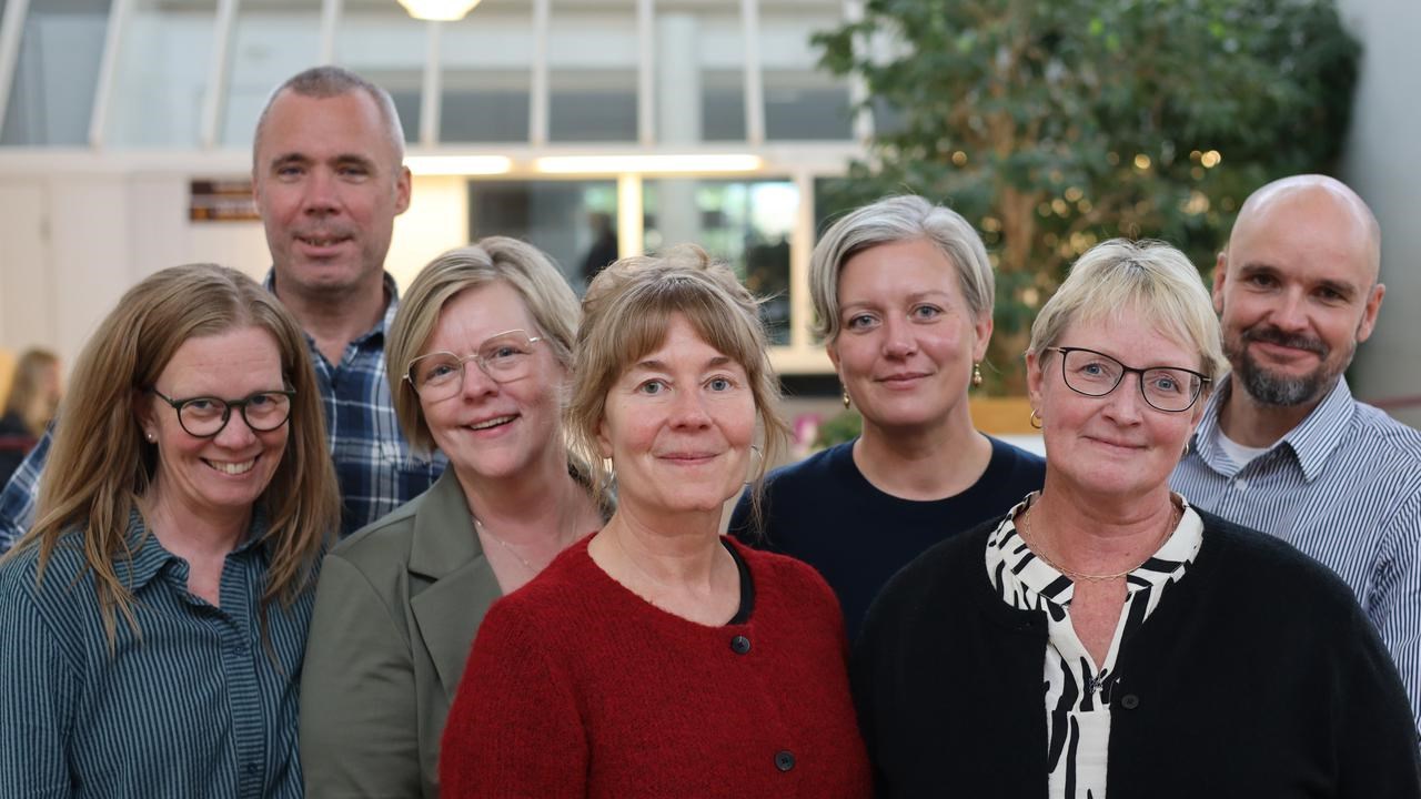 En grupp människor som står bredvid varandra.