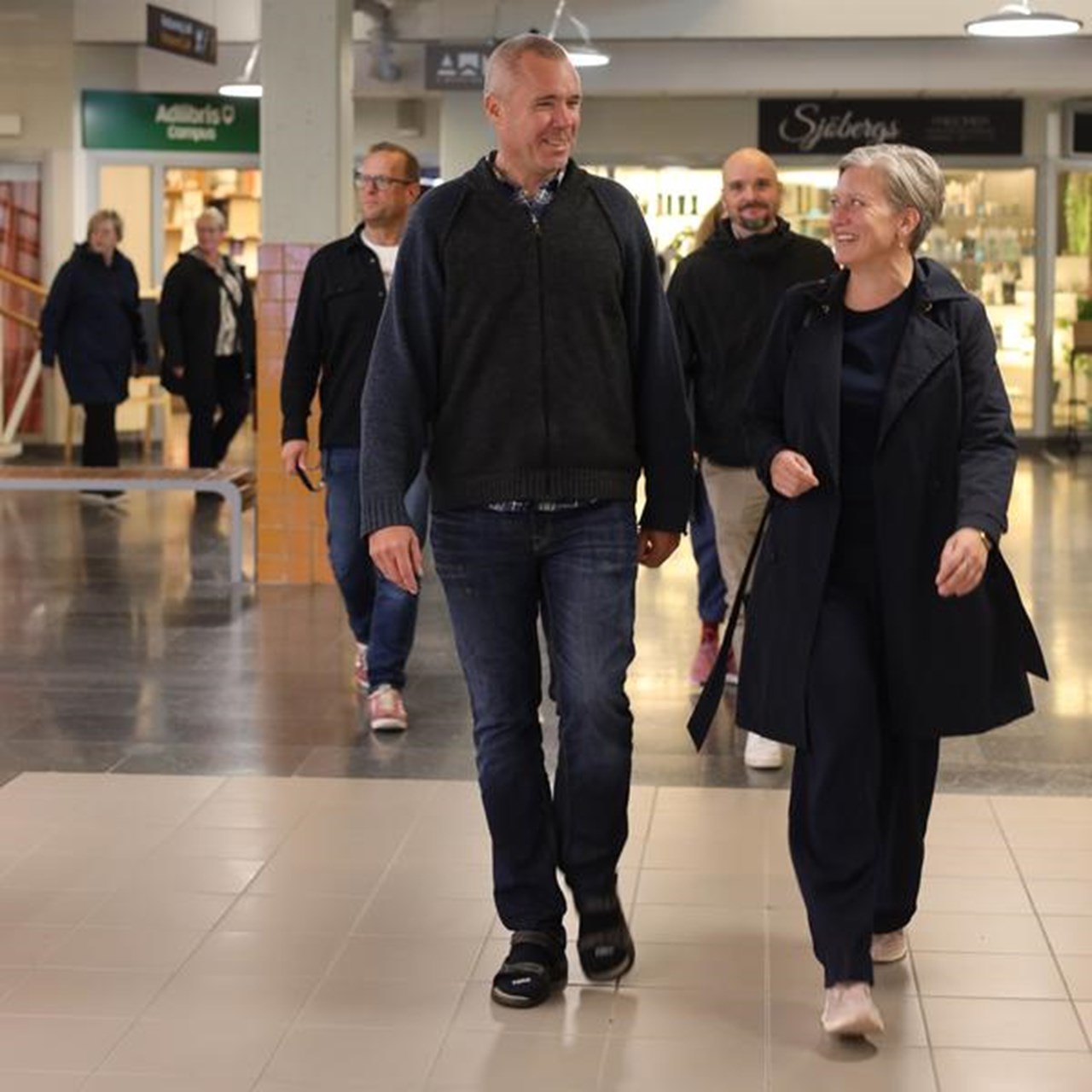 En man och en kvinna går genom en byggnad