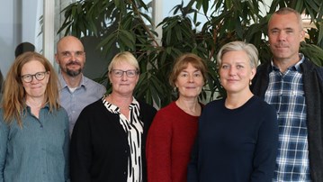 En grupp människor som står bredvid varandra.