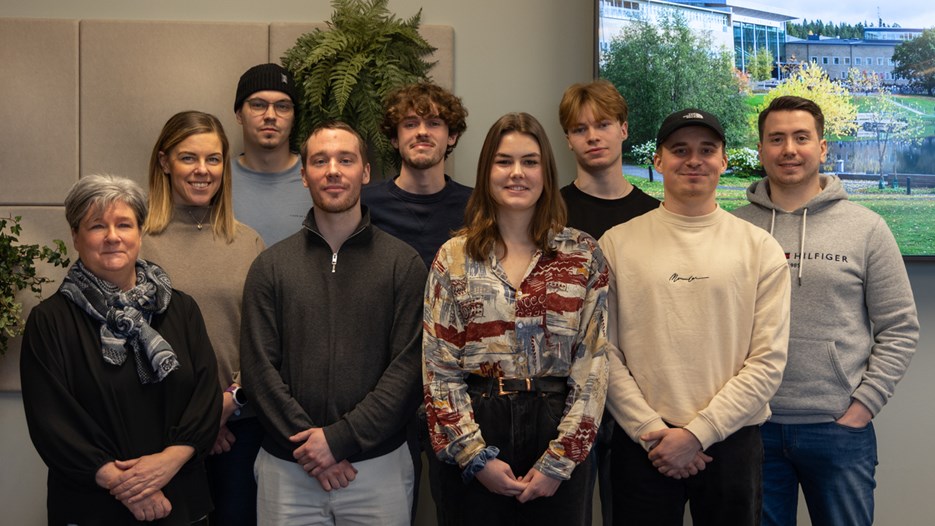 Sarah Boström och Jennie Israelsson från Umeå kommun tillsammans med studenter på Systemvetenskapliga programmet.