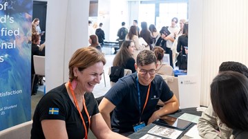 Umeå University representatives talking to prospective students