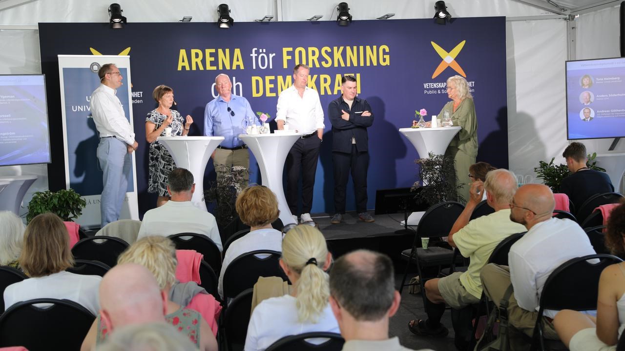 En grupp m&auml;nniskor som st&aring;r uppe p&aring; en scen.