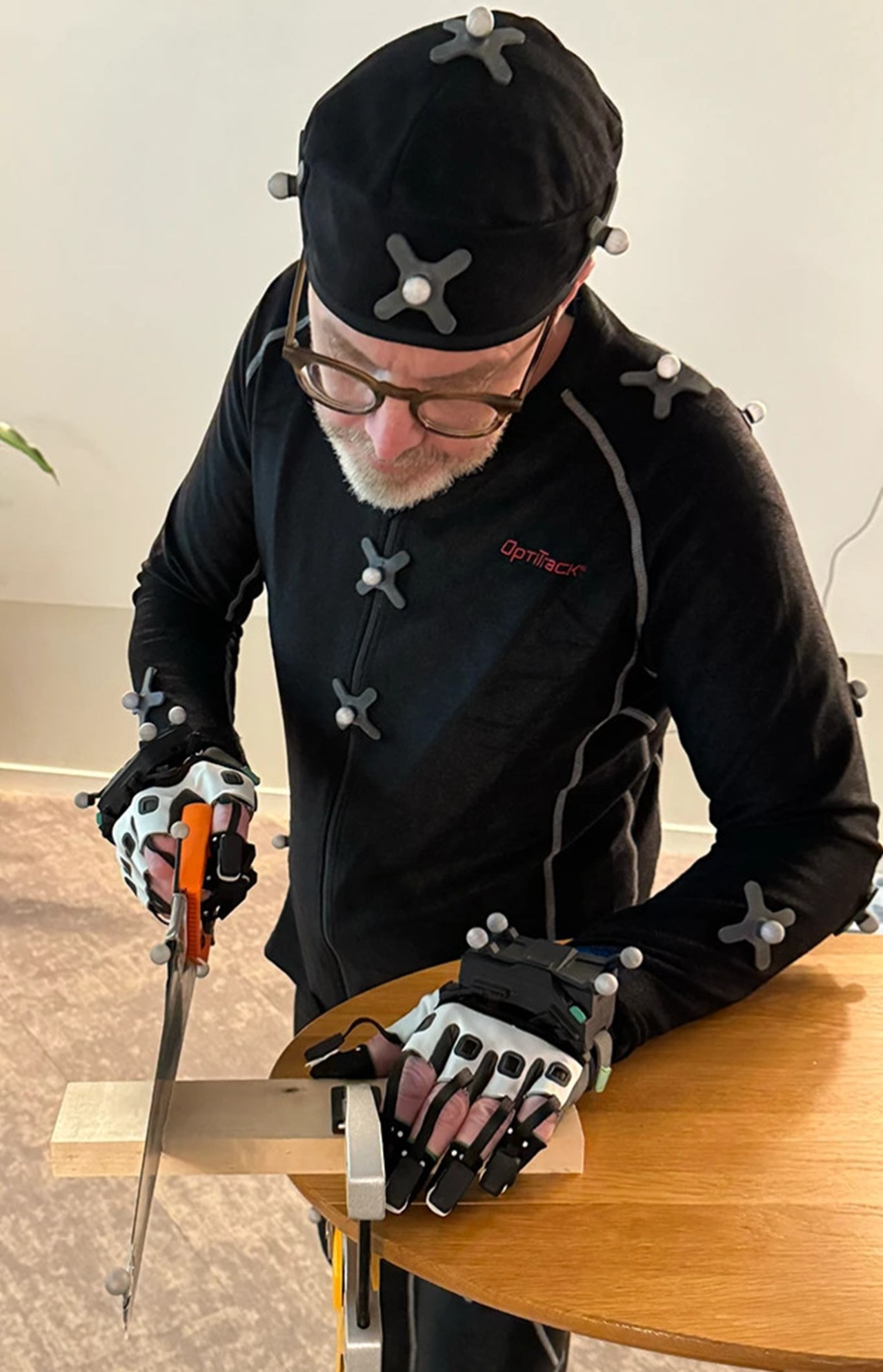 Man slöjdar med motion capture utrustning