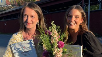 Malin Olsson och Olivia Lundin med diplom i händerna från tävlingen Processutmaningen. 
