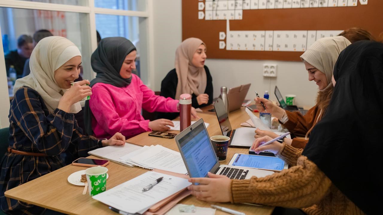 Studenter som grupparbetar i KBC-huset