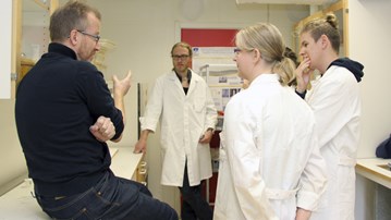 Läraren Johan Linderholm instruerar studenter som ska analysera jordprover från en stenåldershydda i Ångermanland  Puff 2 