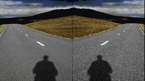 Speglad bild av en person vid en vägkorsning