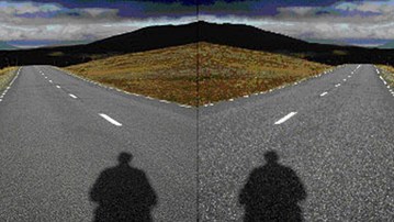 Speglad bild av en person vid en vägkorsning