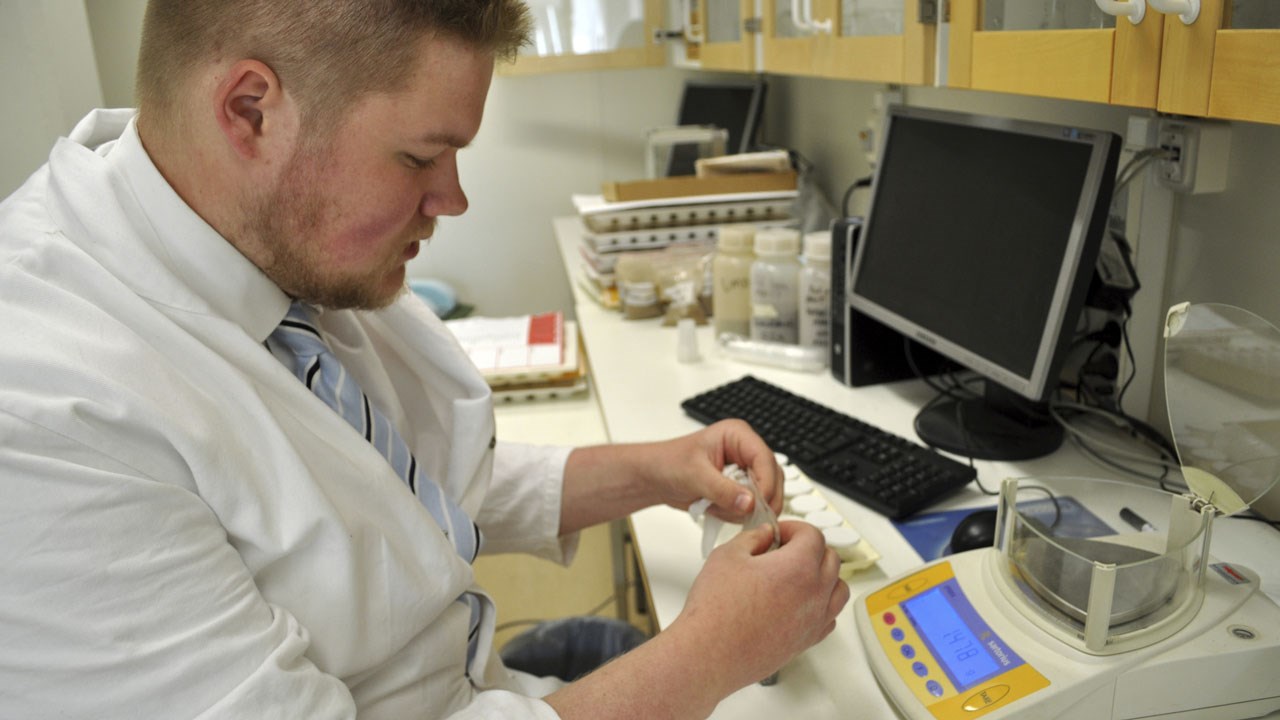 The master student Pontus is analysing soil samples at the Environmental Archaeology Laboratory at Umeå University.
