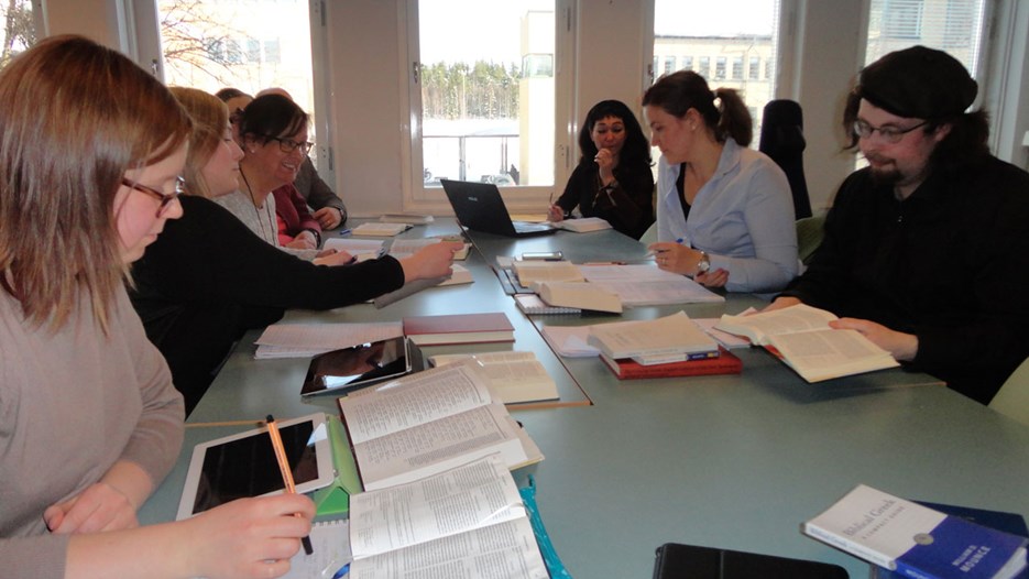 Flera teologistudenter sittandes i lektionssal.