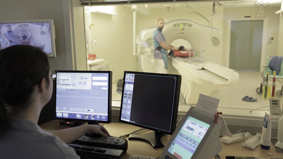 Studenter förbereder kontrast inför röntgen med datortomografi