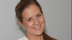Rebecca Ahlmén tycker det är bra att teorin tidigt kopplas till praktiska inslag.