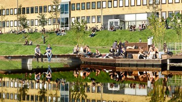 Studenter vid campusdammen i Umeå