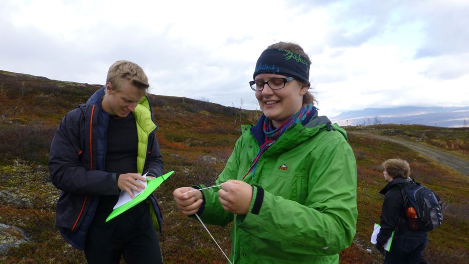 Bild på studenter ute på ett fjäll