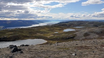 Naturbild med berg och vatten