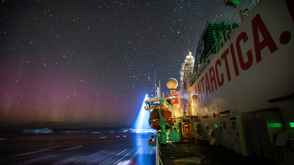 Forskningsfartyg i Antarktis.