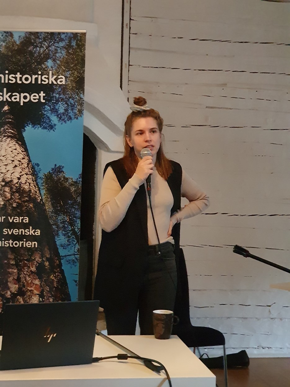 Irma Olofssons holds a microphone
