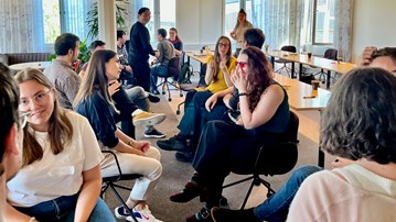 Forskare diskuterar sittandes